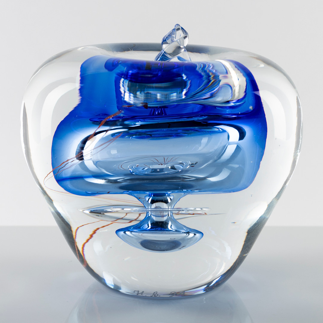 SKULPTUR, glas, i form av äpple, etikettmärkt Rauk, signerad H.B., daterad -94.