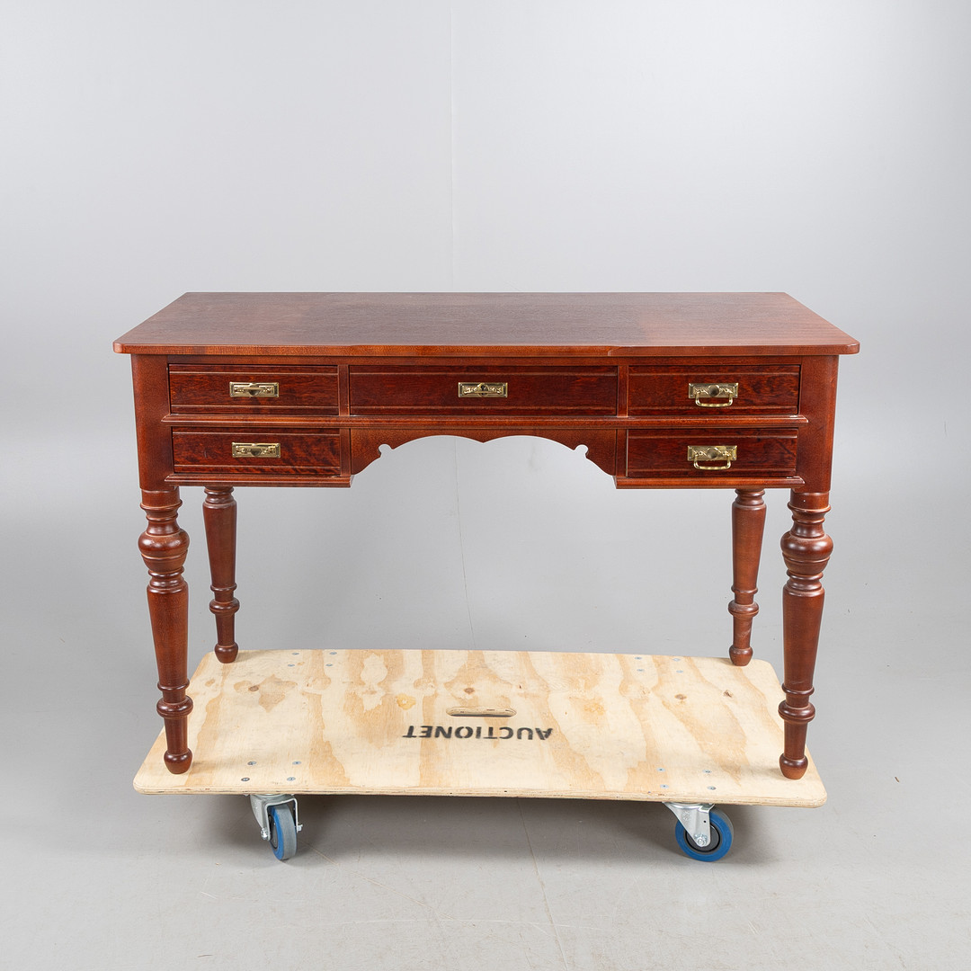 SKRIVBORD, nyrenässans stil, 1900-talets senare del.