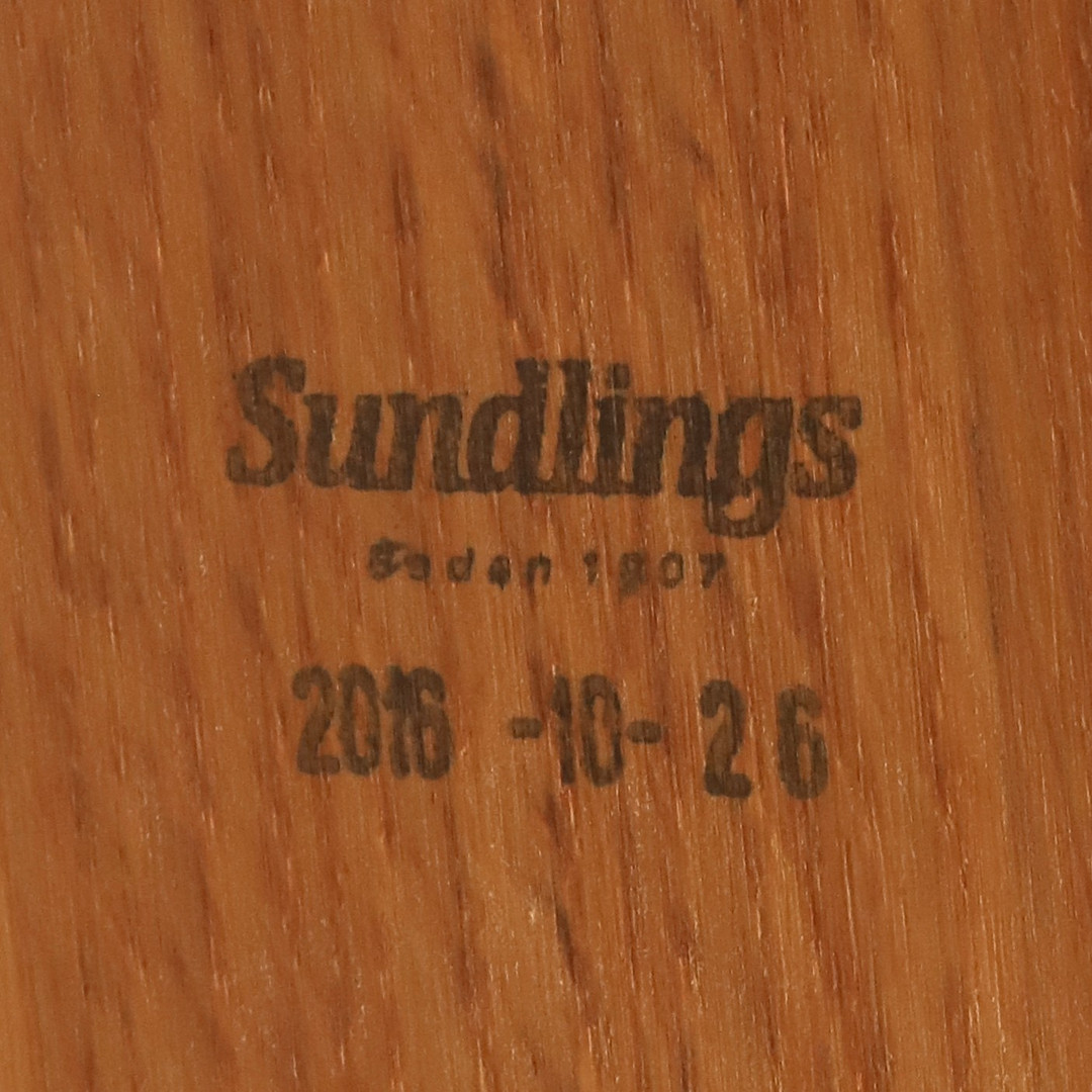 SOFFBORD. Massiv ek med glashylla undertill, "Sophie", brännmärkt Sundlings, samtida.