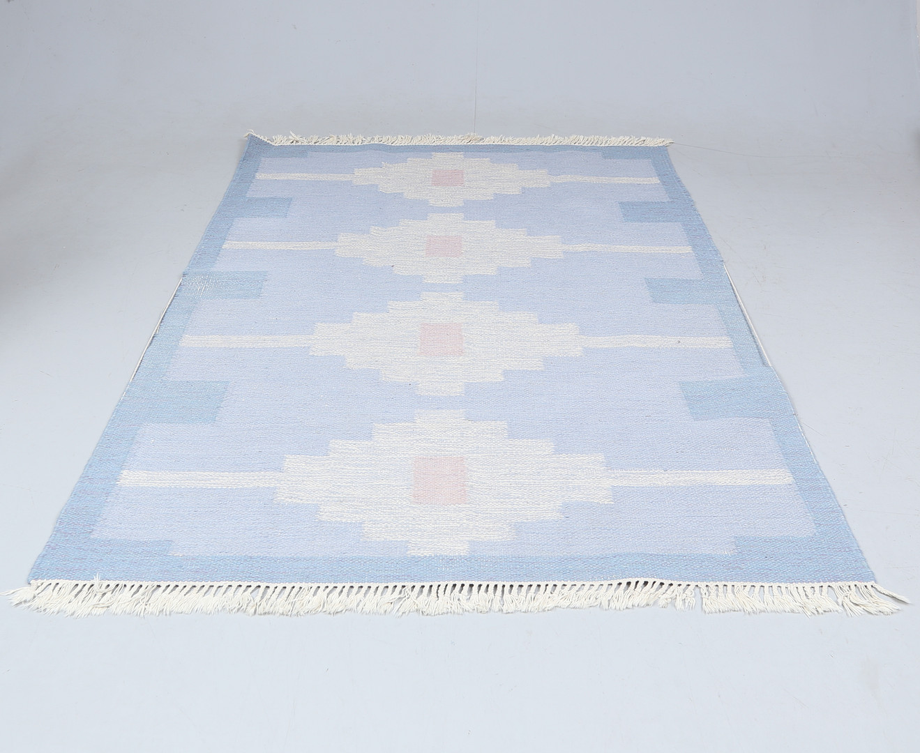 MATTA, röllakan, ca 233x164 cm.
