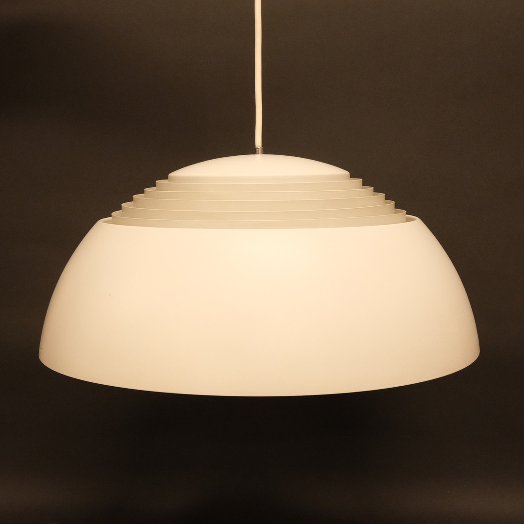 ARNE JACOBSEN. TAKLAMPA "AJ-PENDEL", LOUIS POULSEN.