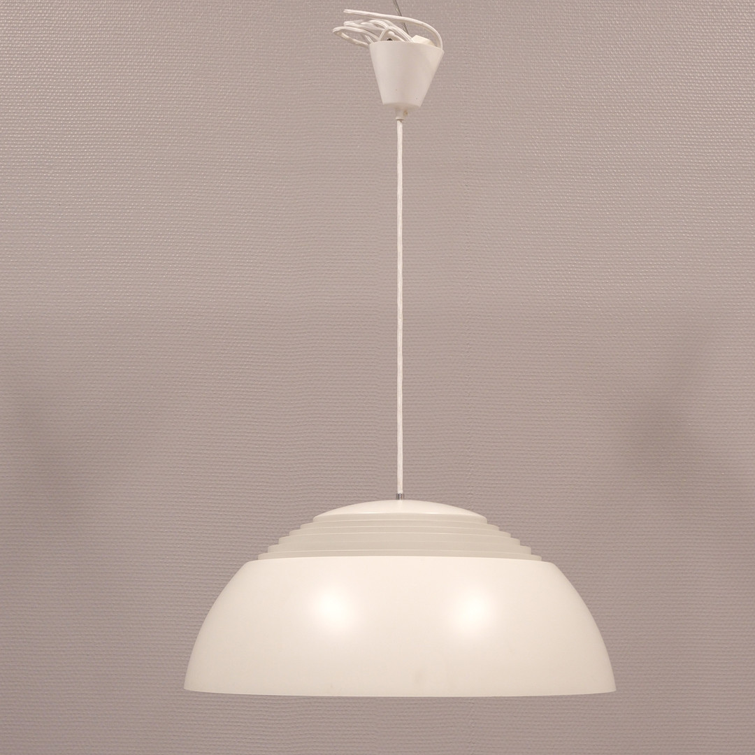 ARNE JACOBSEN. TAKLAMPA "AJ-PENDEL" LOUIS POULSEN.