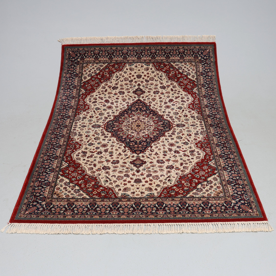 ORIENTALISK MATTA, MASKINVÄVD, 1900-TAL. Storlek ca 170 x 240 cm.