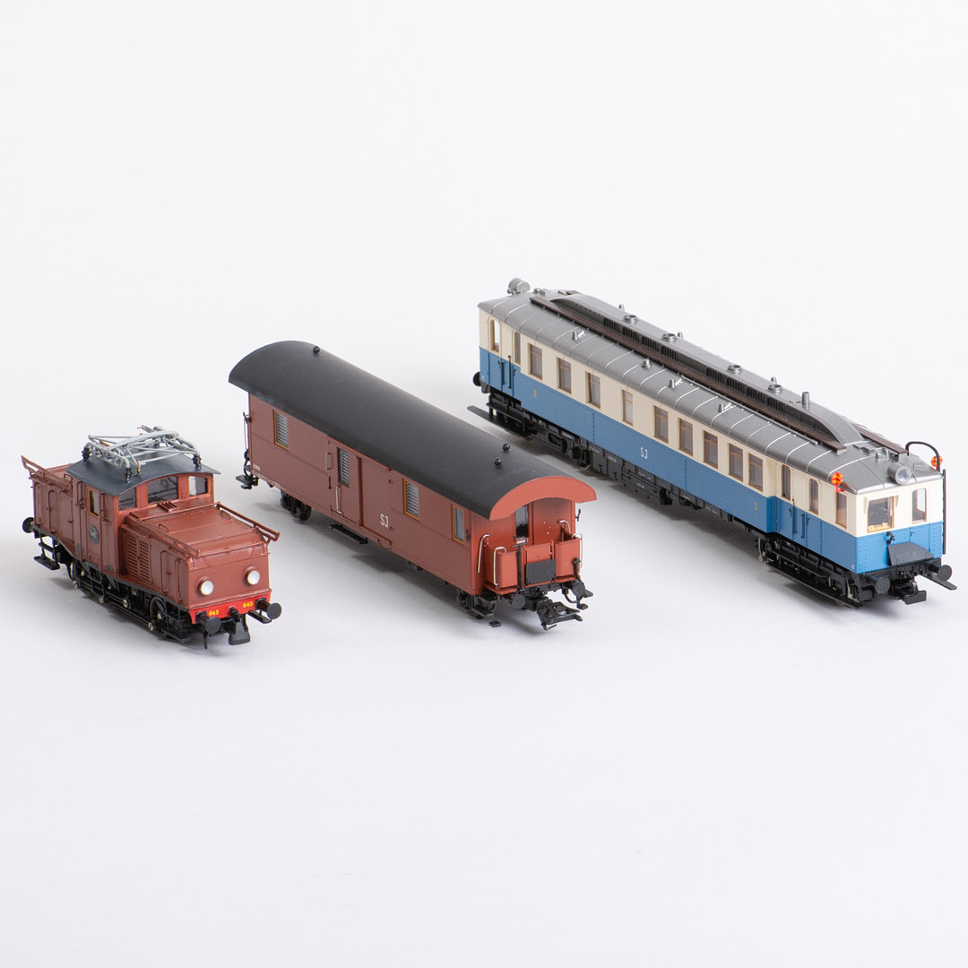 SAMLING AF TRE TOGE. LOKOMOTIV, SJ Litt Ub 035. JERNBANEVOGN, Heljan 7081. LOKOMOTIV SJ Railcar Trix 2468. Alle i original æske (3).