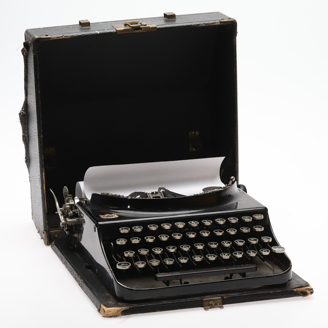 SKRIVMASKIN. Remington portable med fodral, plakettmärkt förenade kontorsmaskiner Stockholm, tidigt 1900-tal.