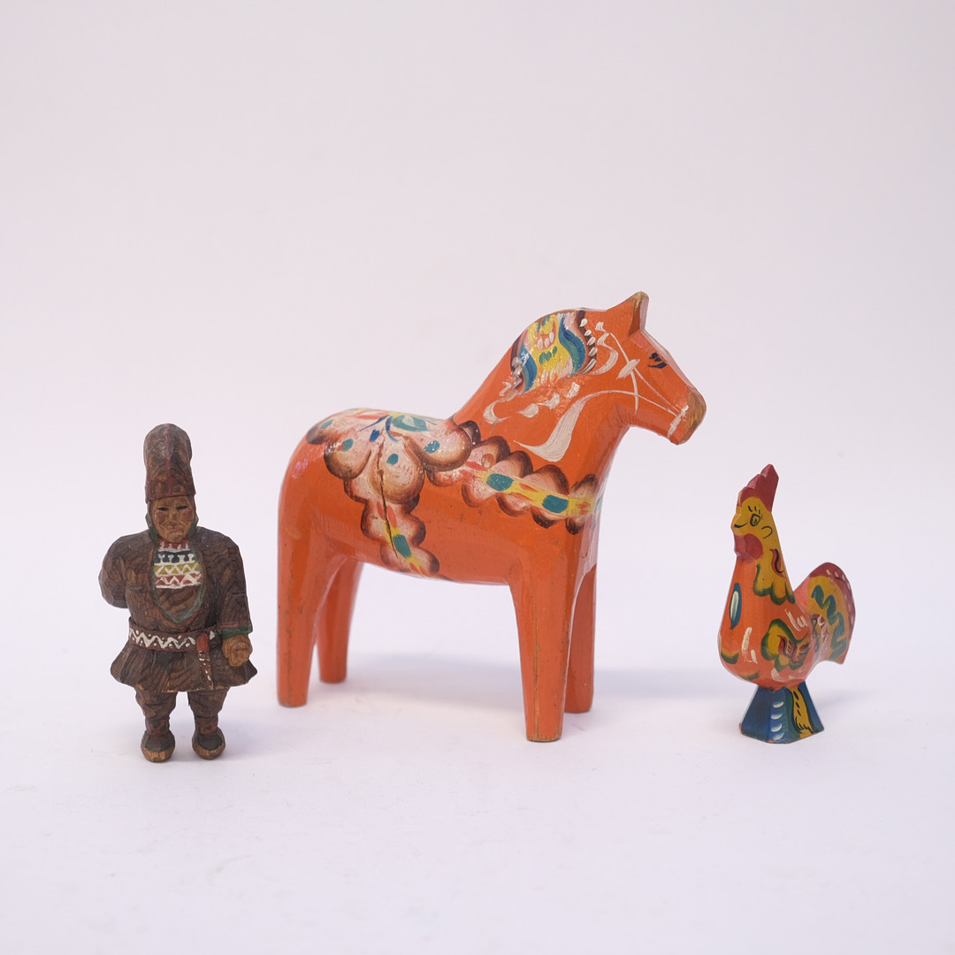 DALAHÄST OCH DALATUPP SAMT TRÄFIGUR SAME.
