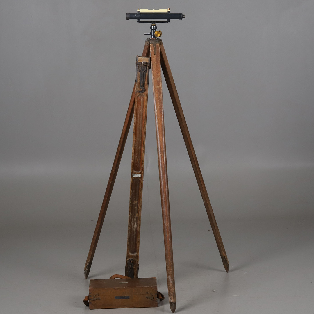 AVVÄGNINGSINSTRUMENT med stativ och mätsticka, plakettmärkta FR. J Berg, Stockholm.