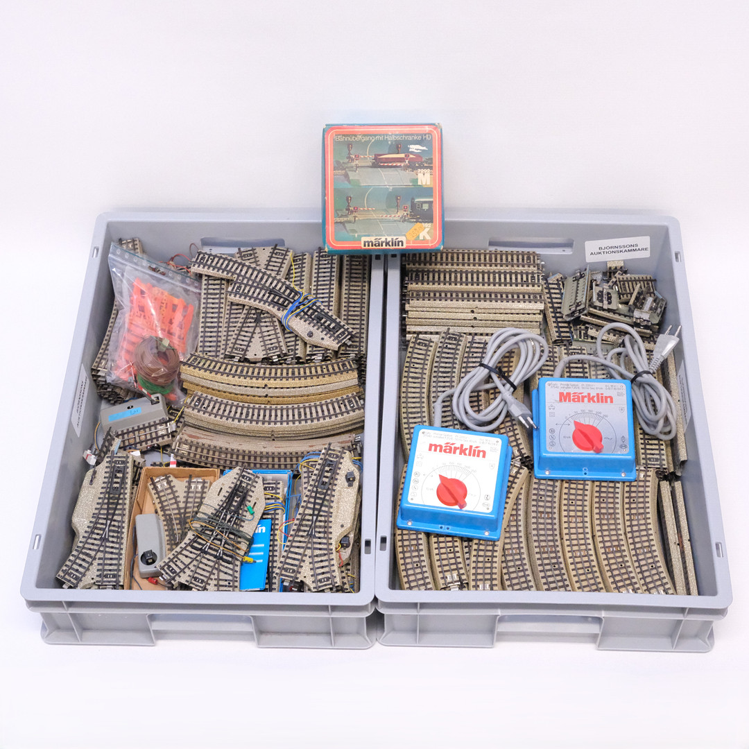 MÄRKLIN. MODELLJÄRNVÄG, RÄLS, VÄXLAR OCH TRANSFORMATORER. SKALA H0.