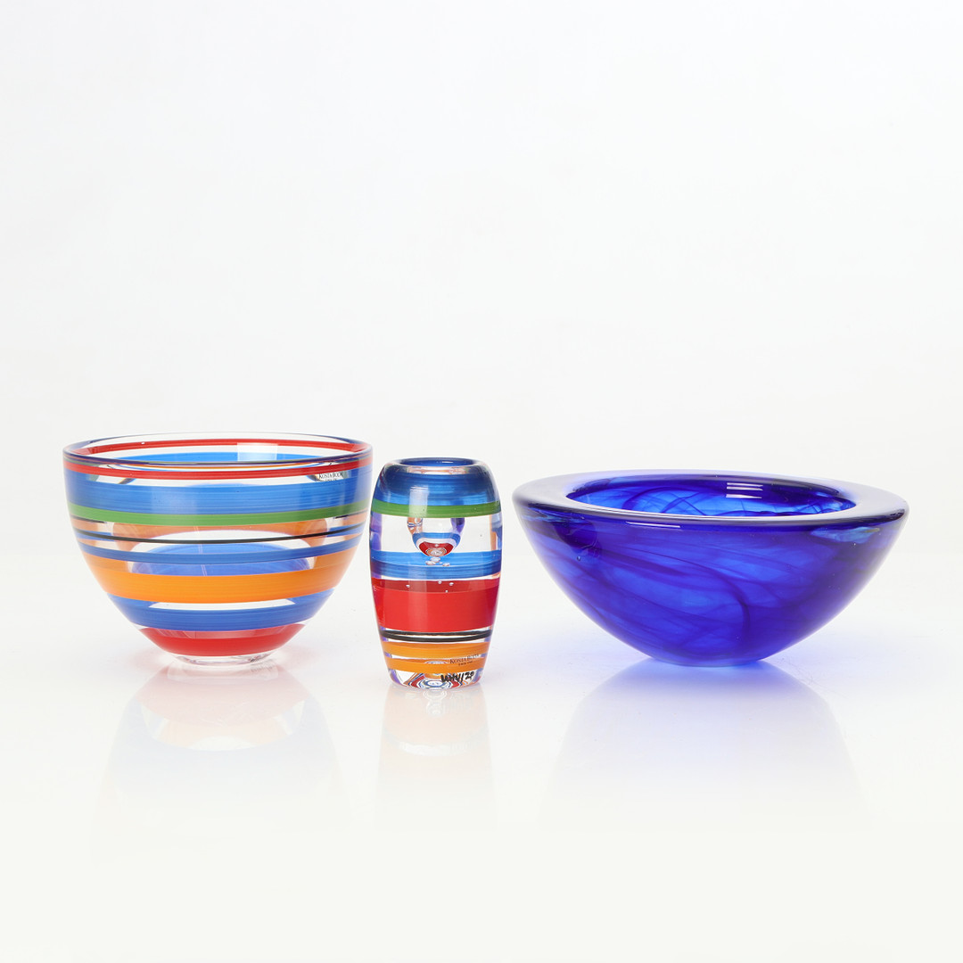 ULRIKA HYDMAN VALLIEN, GLAS, TRE DELAR. "Atoll" samt ljusstake och skål i bemålat glas, Kosta Boda.