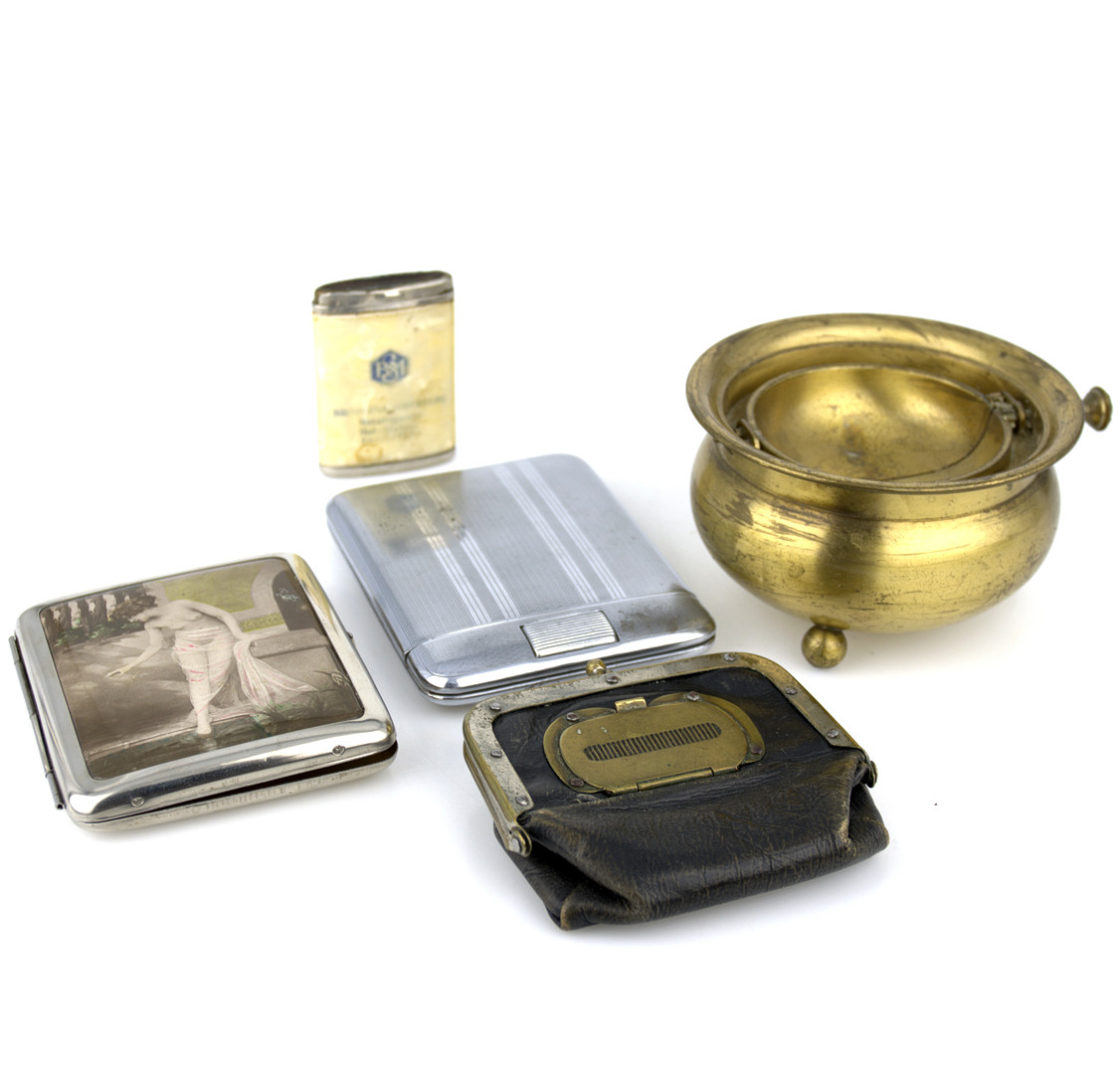 CIGARETT- och TOBAKSFODRAL samt ASKKOPP, mässing, läder och metall, 1900-talets första hälft.
