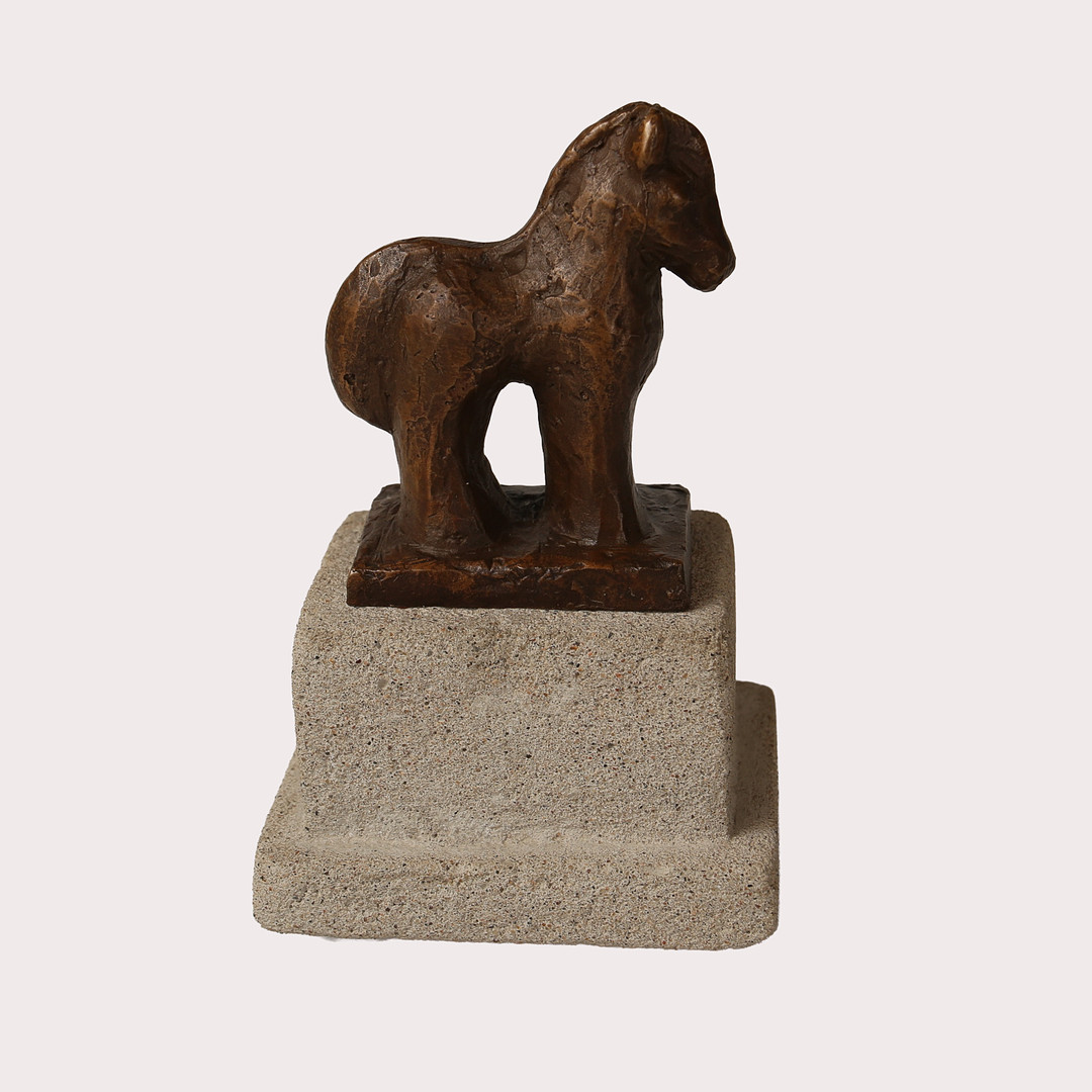 MINDRE HÄSTSKULPTUR, brons på bas av cement. Monogramsignerad LF.