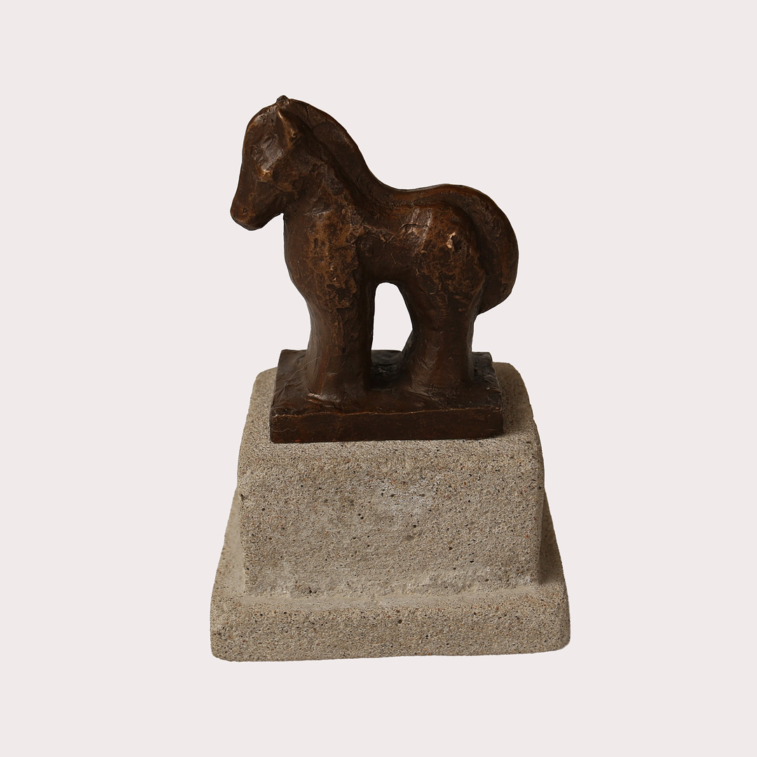 MINDRE HÄSTSKULPTUR, brons på bas av cement. Monogramsignerad LF.