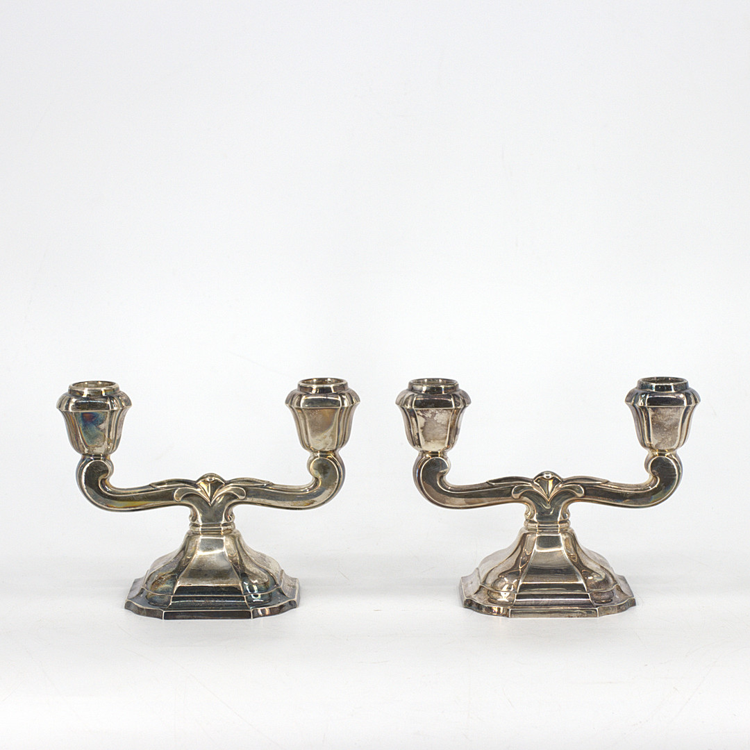 LJUSSTAKAR, ett par tvåarmade, silver, 1900-talets mitt.