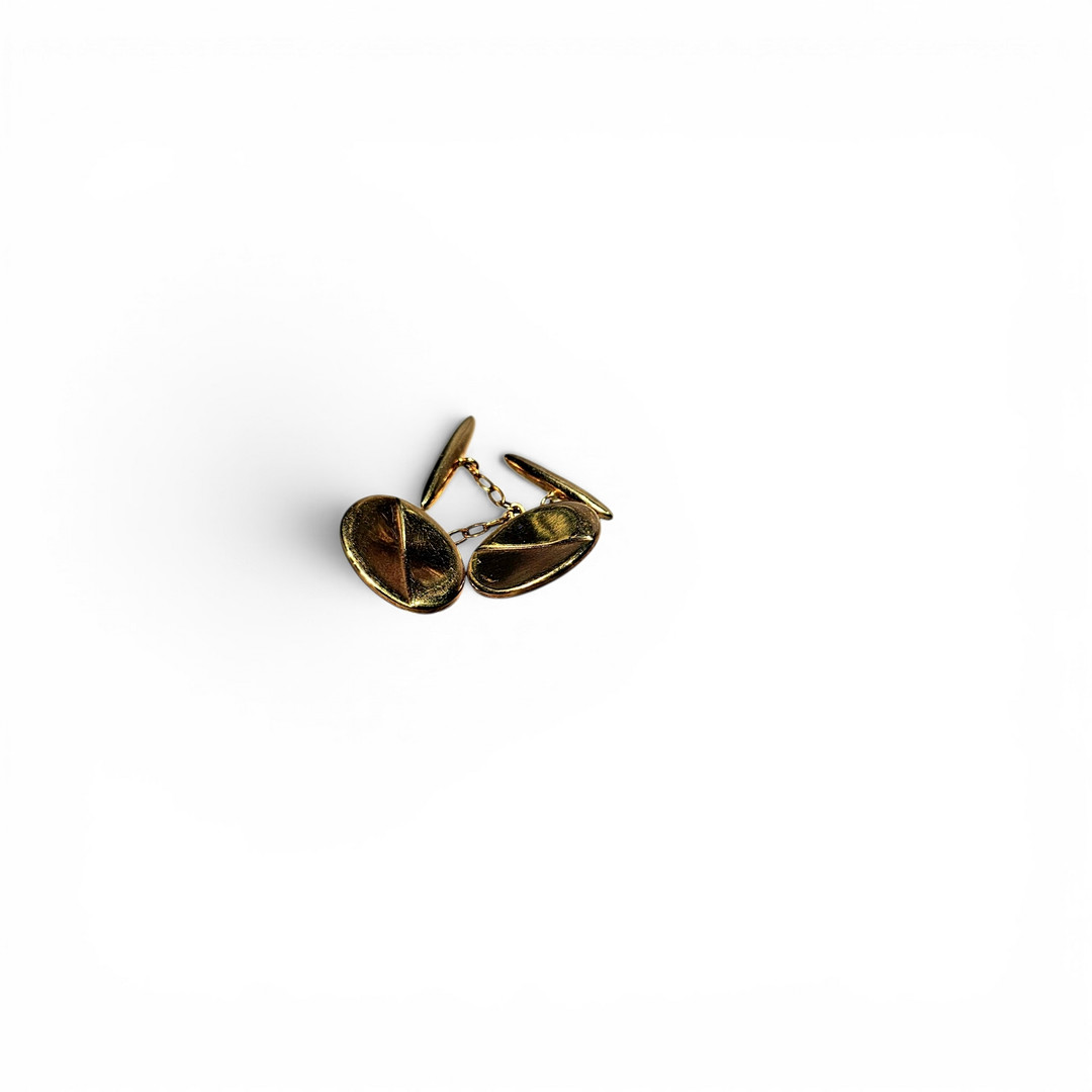 Gemelos de ovalado diseño en oro amarillo de 18k.