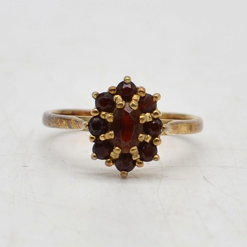 HERMAN SIERSBØL, DÄNISCHES DESIGNERRING MIT 9x GRANAT BESATZ, FASSUNG AUS VERGOLDETEM STERLINGSILBER, UM 1950ER JAHRE, RING GRÖSSE NR. 12 / 52 MM.