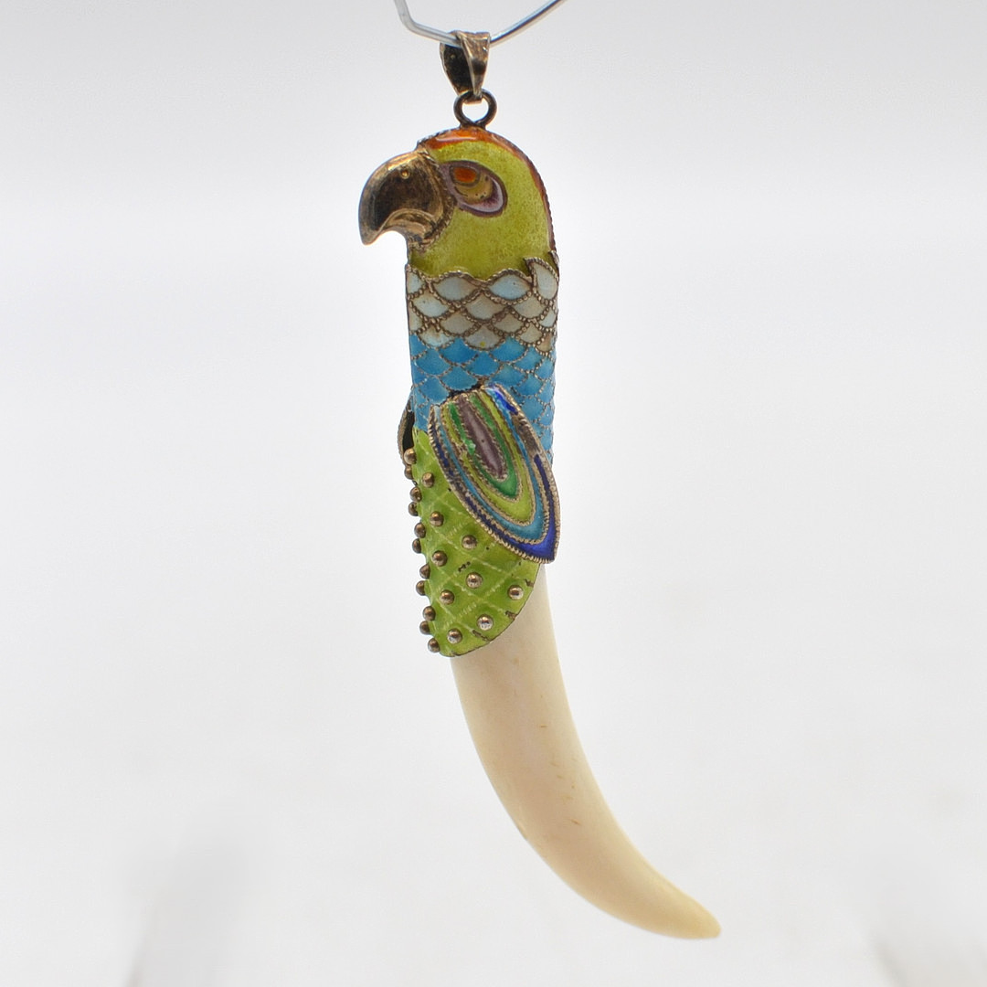CHINESISCHER SILBERANHÄNGER, PAPAGEI, EMAILLE UND BEIN, "SILVER" GESTEMPELT, UM 1950.