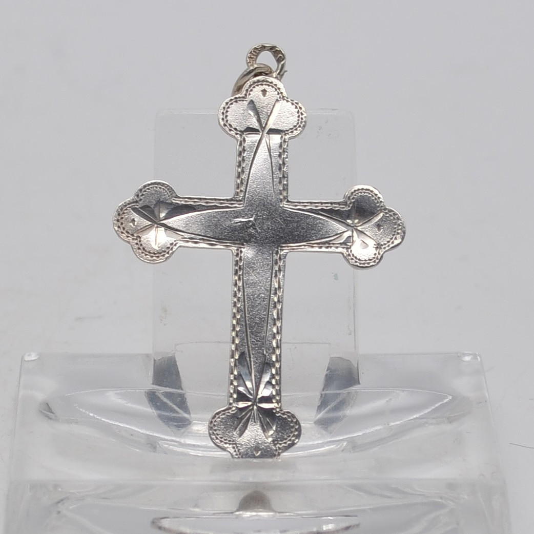 DESIGNER KREUZ ANHÄNGER, 830ER SILBER, HANDGRAVIERT, UNBEKANNTER KÜNSTLER, 20. JAHRHUNDERT.