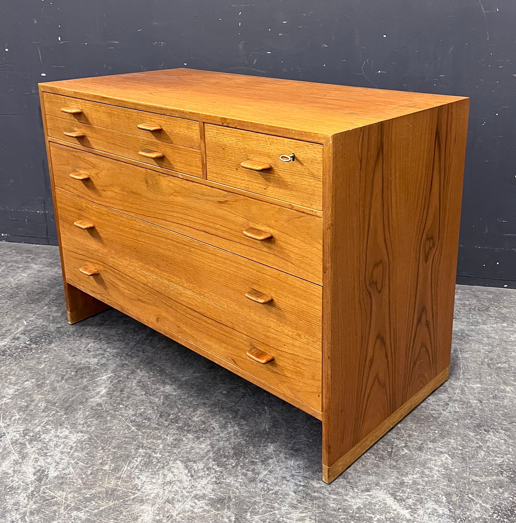 HANS J. WEGNER. Kommode RY Møbler.