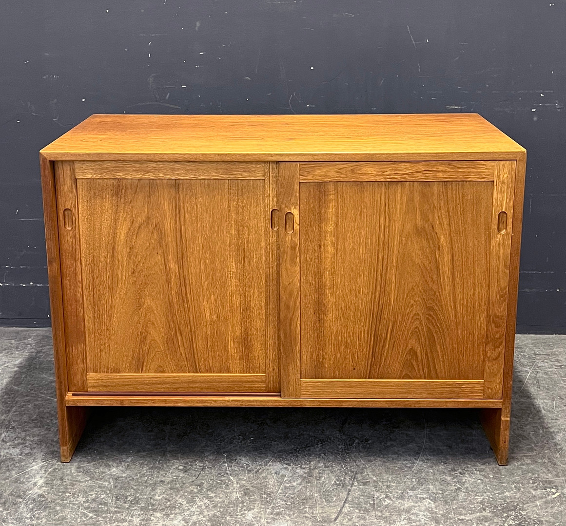 HANS J. WEGNER. Kommode RY Møbler.