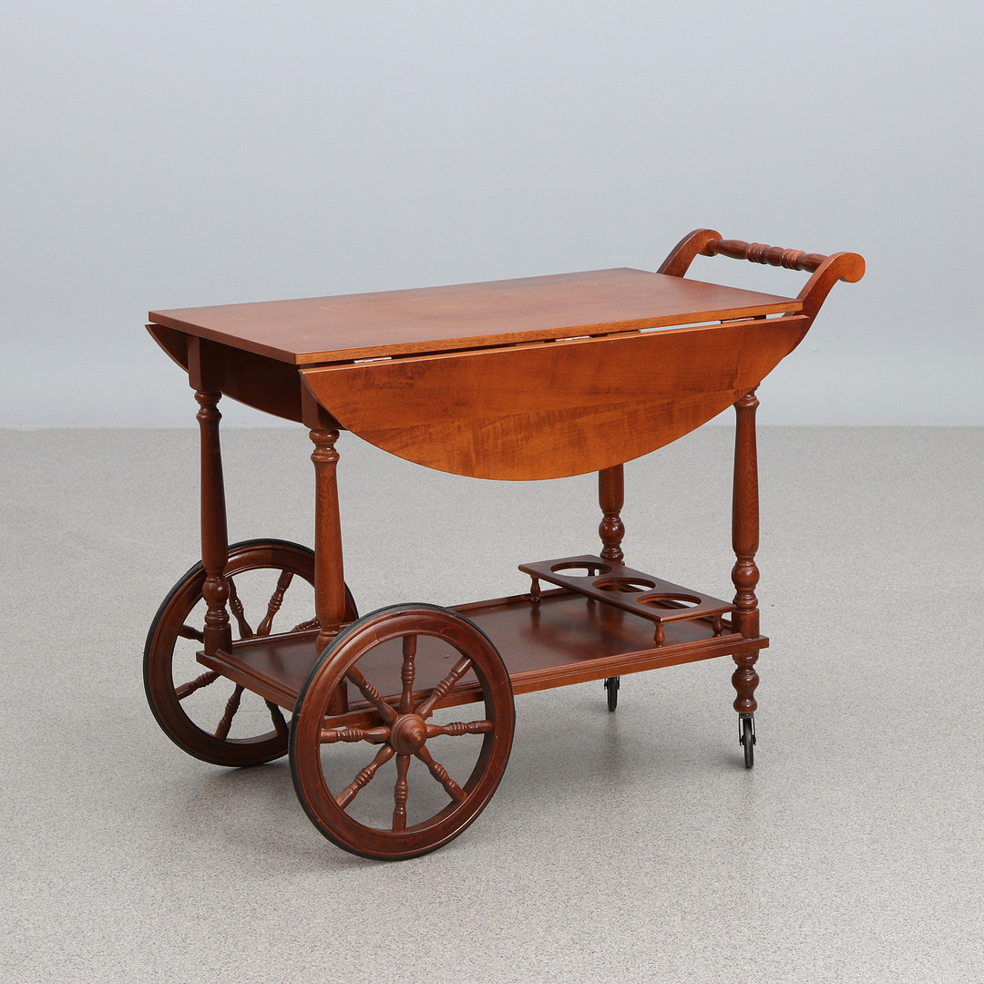 BARVAGN. Mahogny med klaffar, 1900-talets andra hälft.