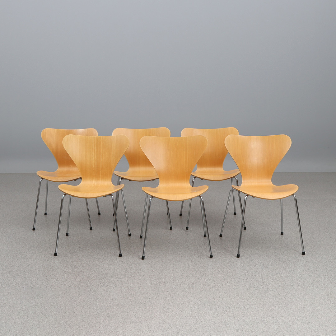 ARNE JACOBSEN, STOLAR "SJUAN", SEX ST. Skiktlimmat böjträ, Fritz Hansen, Danmark.