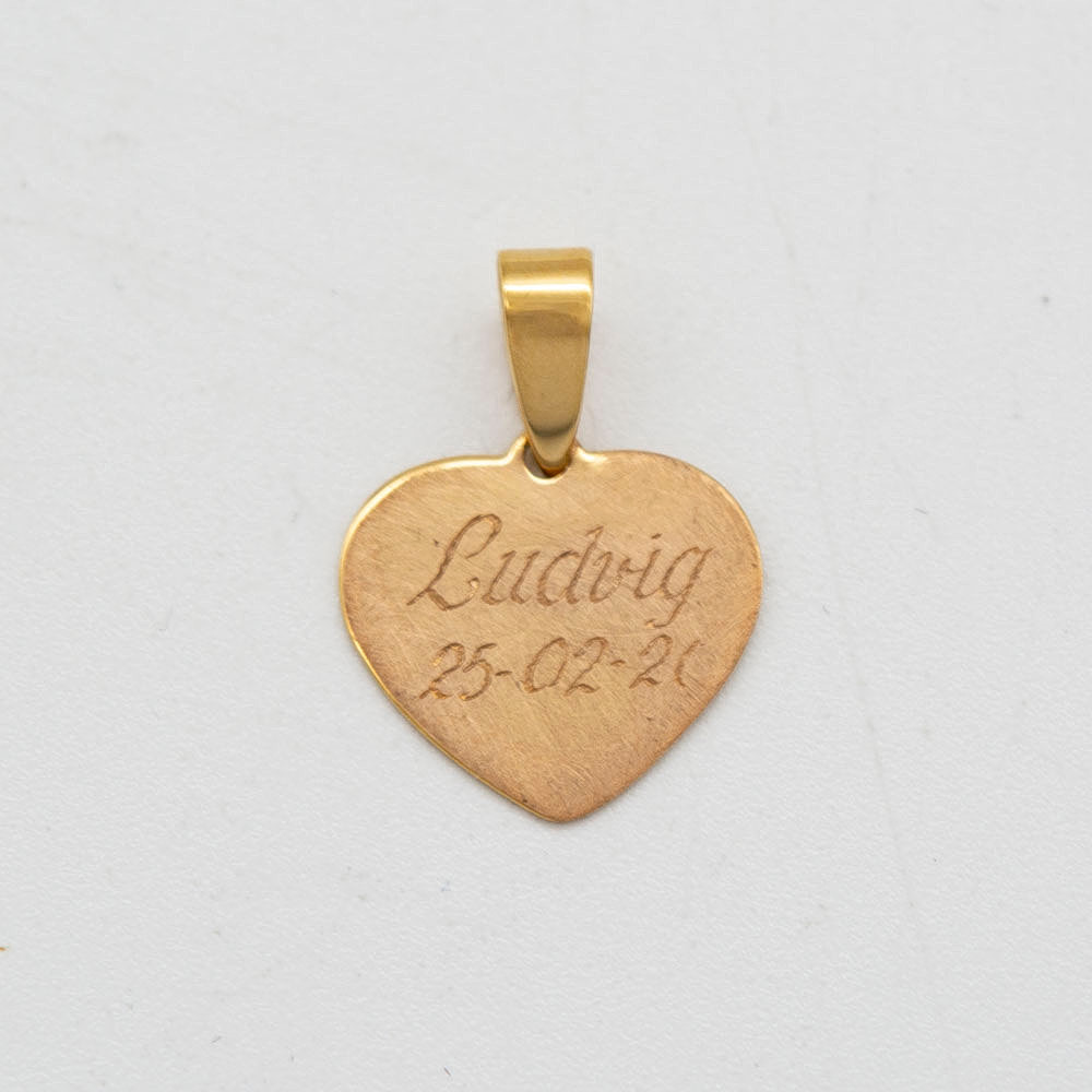 COLLIERANHÄNGER AUS 8 KARAT GELBGOLD MIT GRAVUR "LUDWIG", HERZ, DESIGNER "AKZ", VINTAGE.