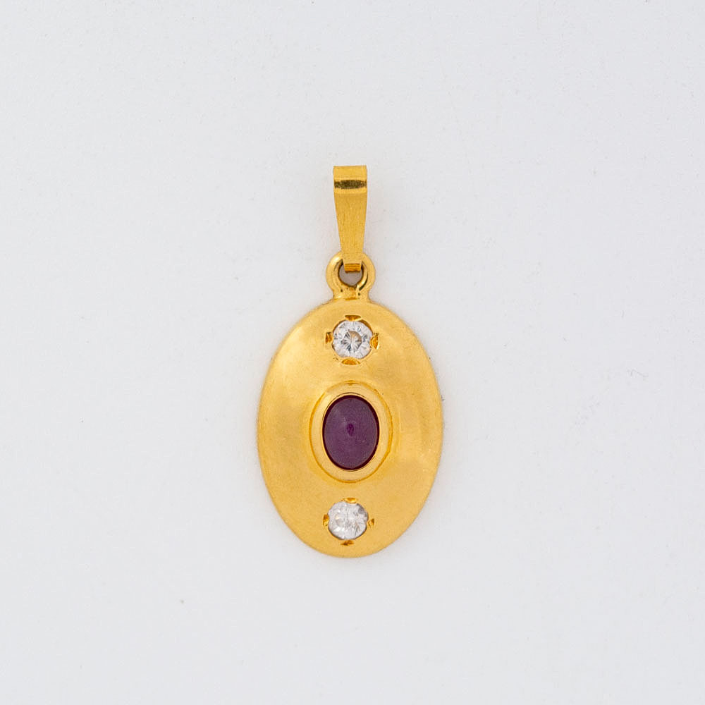 OVALER COLLIERANHÄNGER MIT EINEM RUBIN CABOCHON UND ZWEI ZIRKONIASTEINEN, FASSUNG AUS VERGOLDETEM 835ER SILBER, UM 1950.