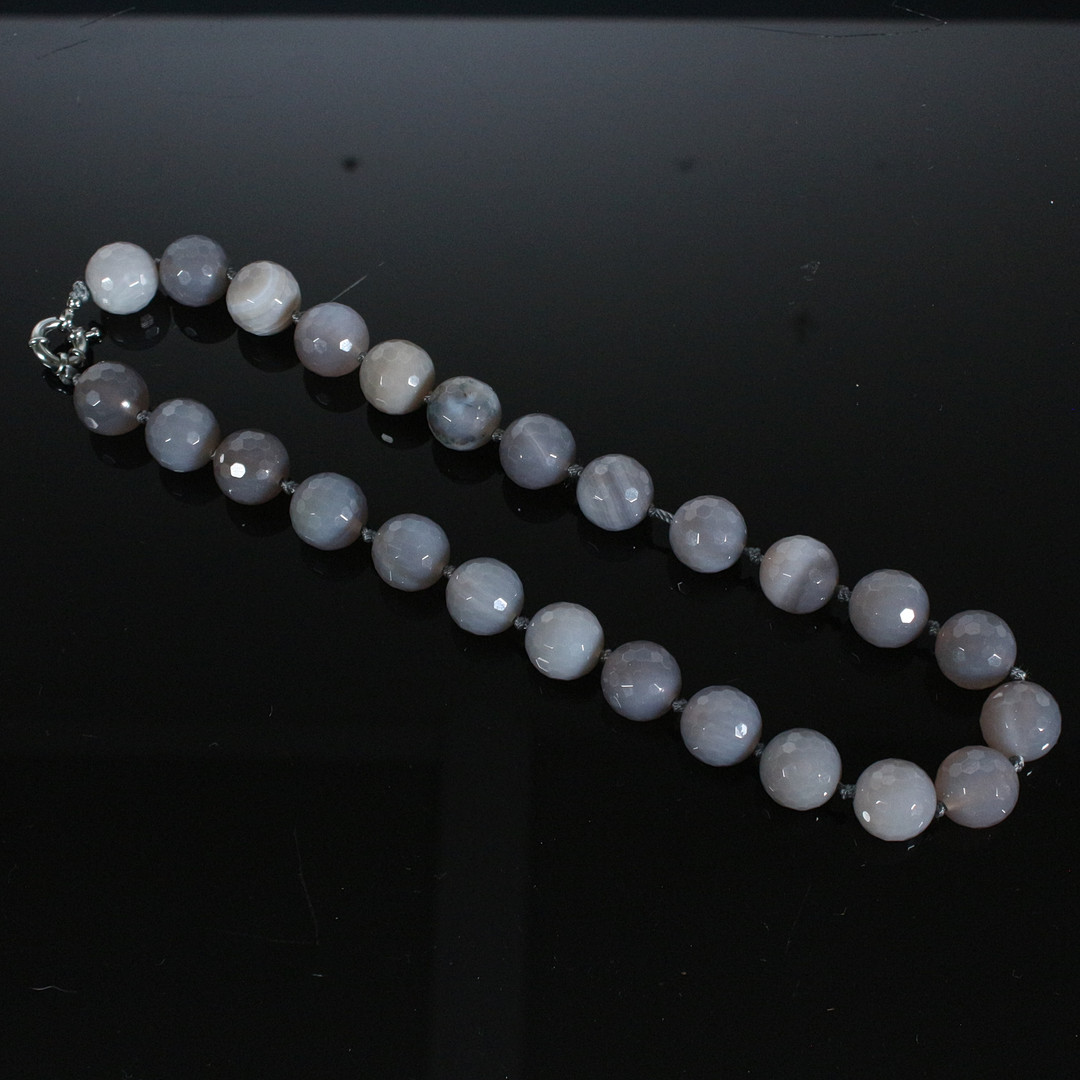 Collier mit facettierten Wasserachat.