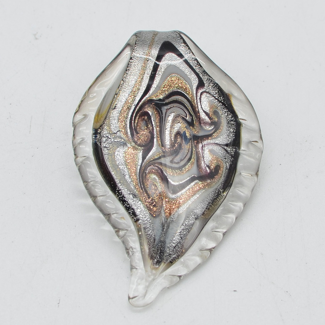 MURANO GLAS ANHÄNGER, BLATTFORM, STUDIOGLAS, GOLD- UND SILBERFLITTER, ITALIEN, UM 1950.