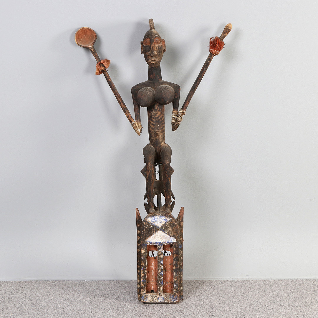 SATIMBE-MASK. Skuret och bemålat trä. Afrika, Dogon, Mali. 1900-tal. Proveniens: Hasse Hasselgrens samling.