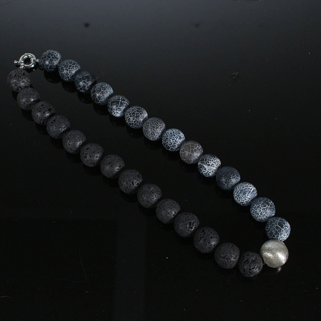 Collier mit Achat und Lavasteinkugeln.