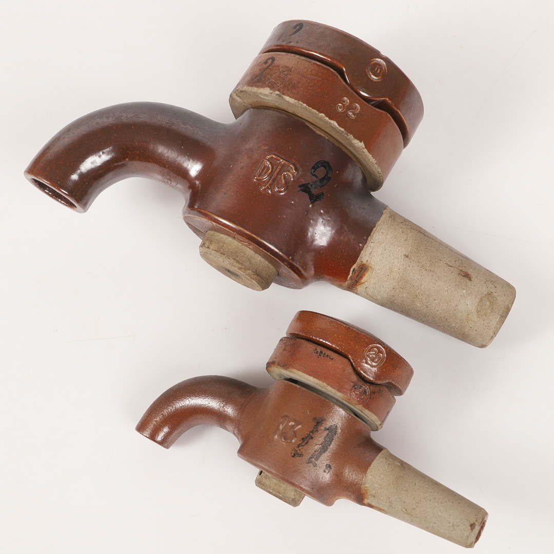 SNABELKRANAR, 2 stycken, saltglaserad keramik, Deutsche Ton- und Steinzeugwerke A.G. (Tyska Ler- och Stengodsverken),Charlottenburg/Berlin i Tyskland.