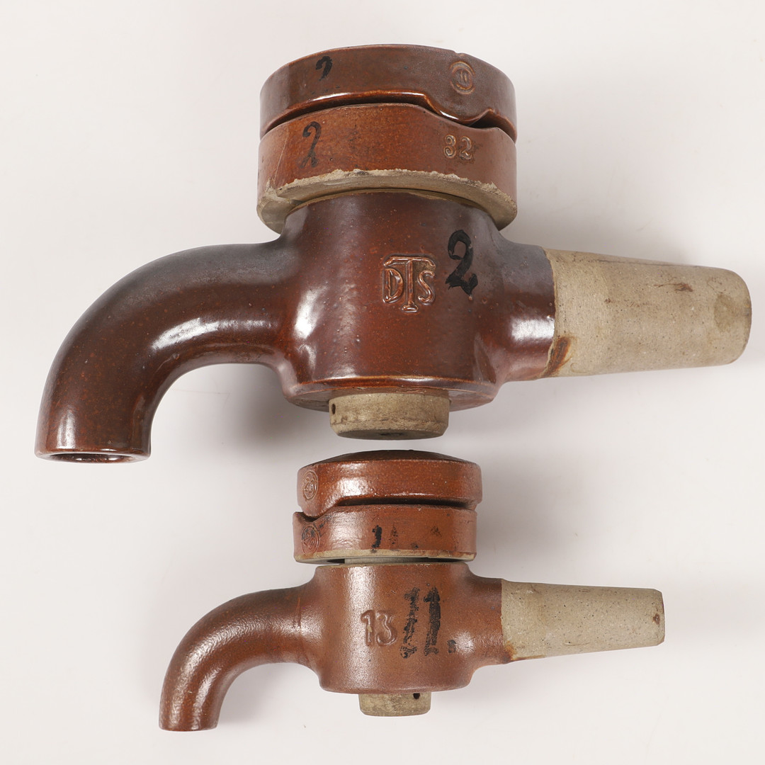 SNABELKRANAR, 2 stycken, saltglaserad keramik, Deutsche Ton- und Steinzeugwerke A.G. (Tyska Ler- och Stengodsverken),Charlottenburg/Berlin i Tyskland.