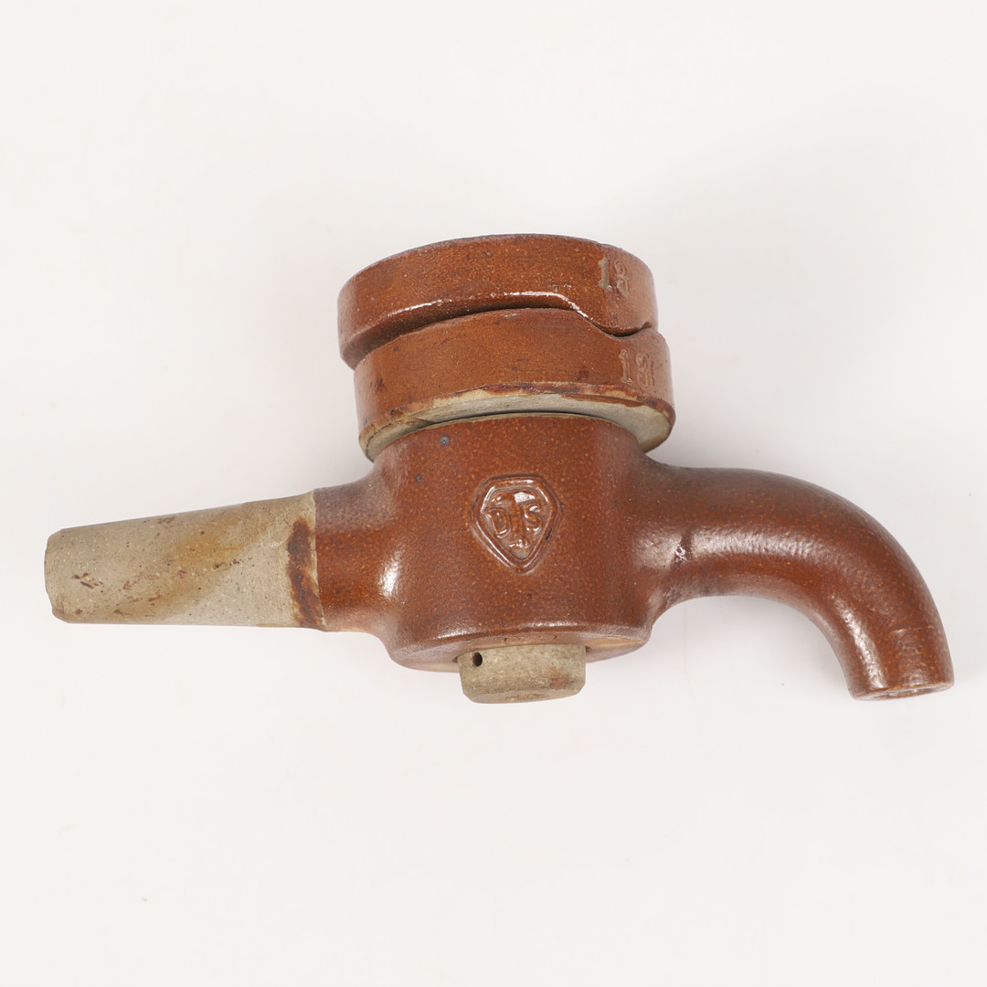SNABELKRANAR, 2 stycken, saltglaserad keramik, Deutsche Ton- und Steinzeugwerke A.G. (Tyska Ler- och Stengodsverken),Charlottenburg/Berlin i Tyskland.
