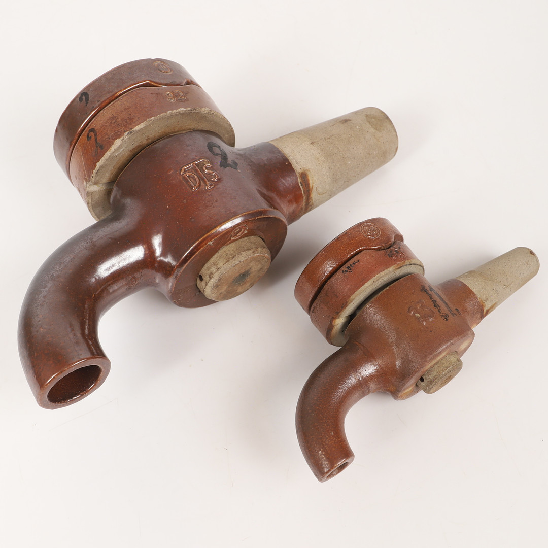 SNABELKRANAR, 2 stycken, saltglaserad keramik, Deutsche Ton- und Steinzeugwerke A.G. (Tyska Ler- och Stengodsverken),Charlottenburg/Berlin i Tyskland.