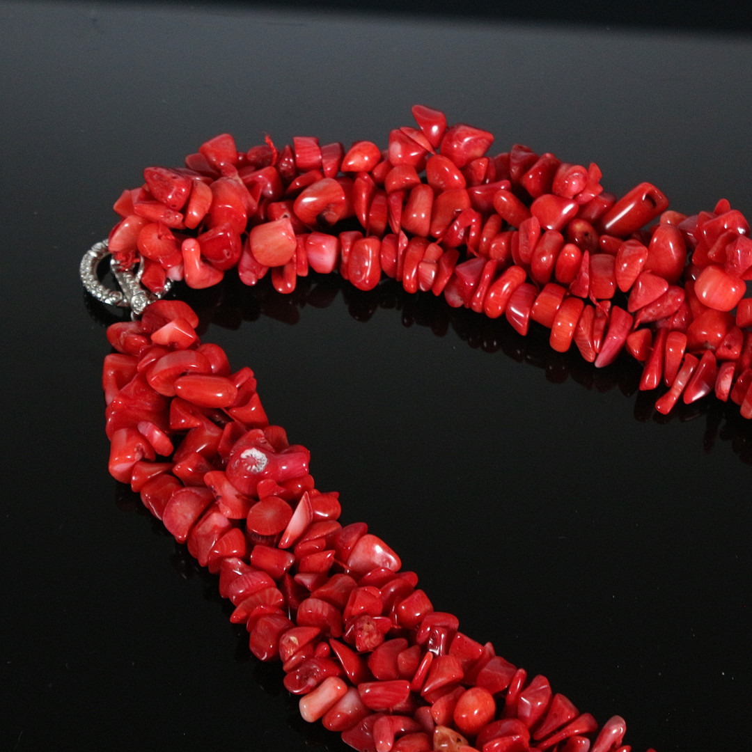 Collier mit gefärbter Koralle.