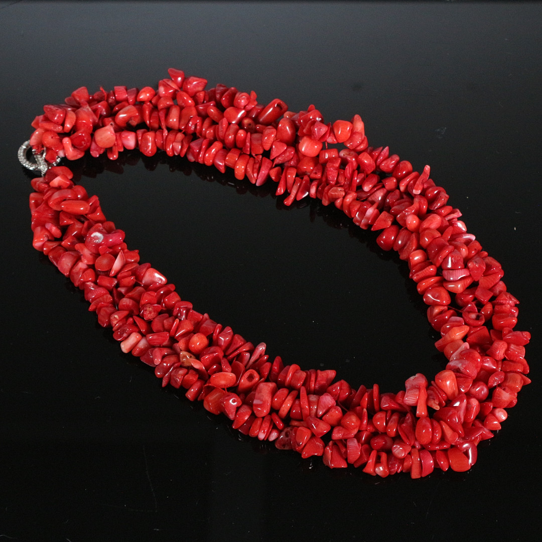 Collier mit gefärbter Koralle.