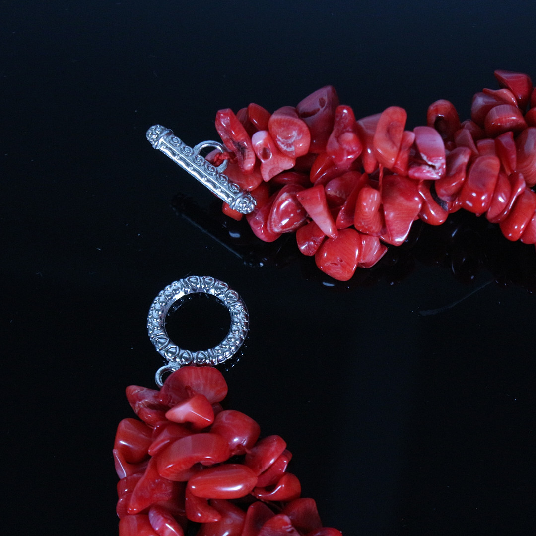 Collier mit gefärbter Koralle.