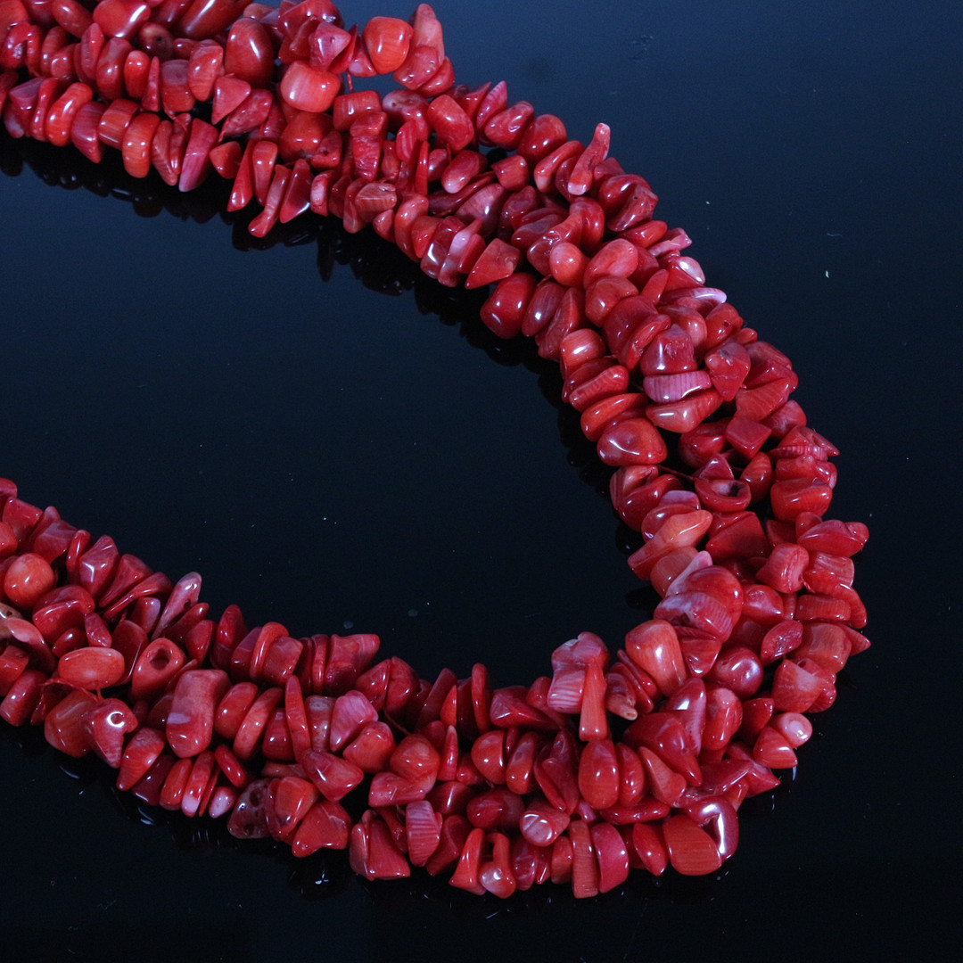 Collier mit gefärbter Koralle.