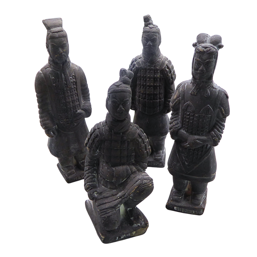 4-TEILIGES SET CHINESISCHE TERRAKOTTA-KRIEGER FIGUREN.