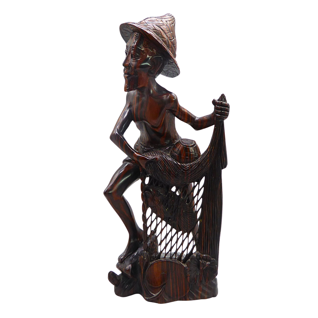HANDGESCHNITZTE FISCHER-SKULPTUR AUS HOLZ MIT NETZ.