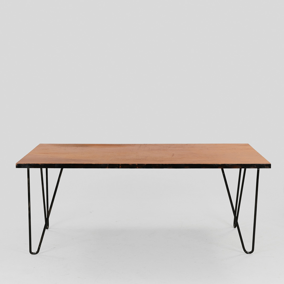 Stort arbejdsbord med bordplade fineret i oregon pine, understel af sortlakeret metal med "hairpin" ben, antageligt dansk formgiver, 20. århundrede.