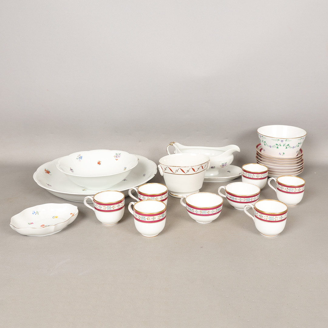 A COLLECTION OF PORCELAIN (QTY).