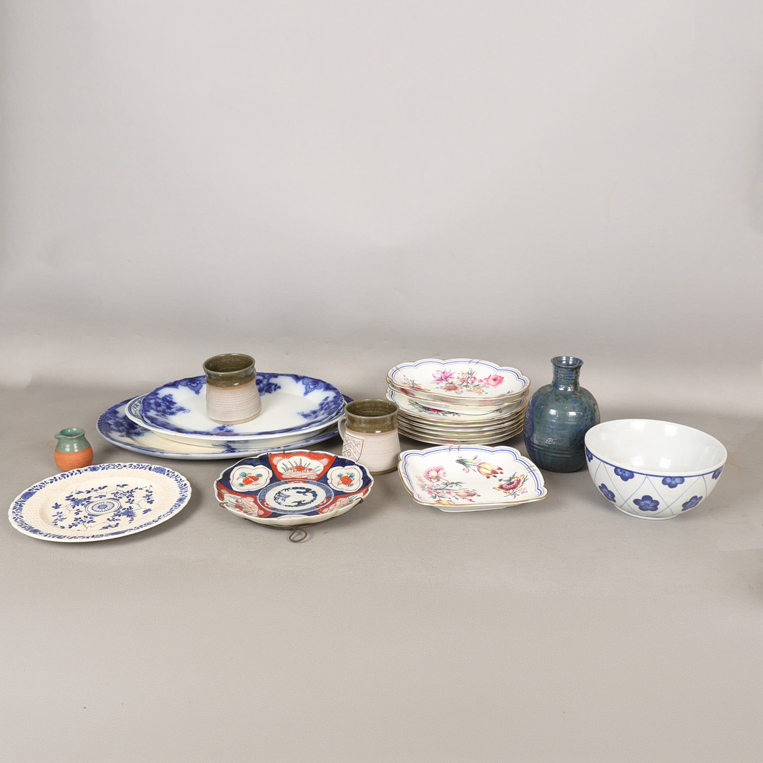 A COLLECTION OF CERAMICS TO INCLUDE COALPORT & IMARI PLATE (QTY).