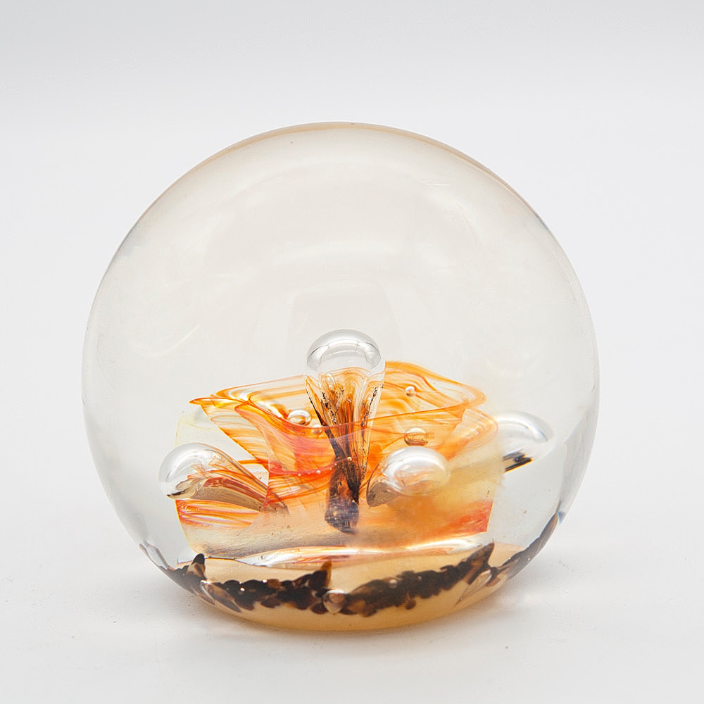 GLAS PAPERWEIGHT DER FIRMA SELKIRK GLASS, HANDGEFERTIGT IN SCHOTTLAND, SIGNIERT UND MIT ORIGINALEM FIRMENAUFKLEBER.