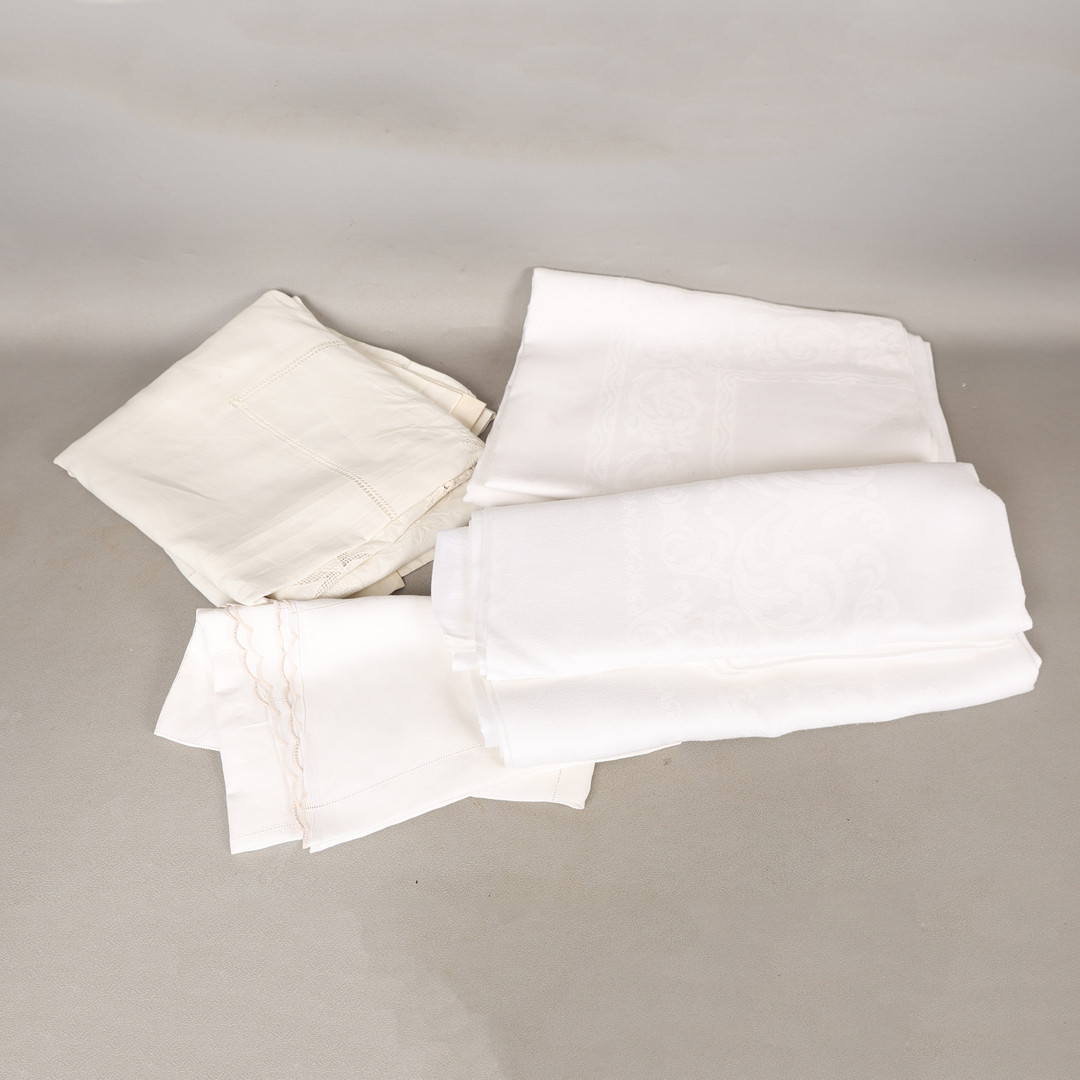 A COLLECTION OF TEXTILES (QTY).