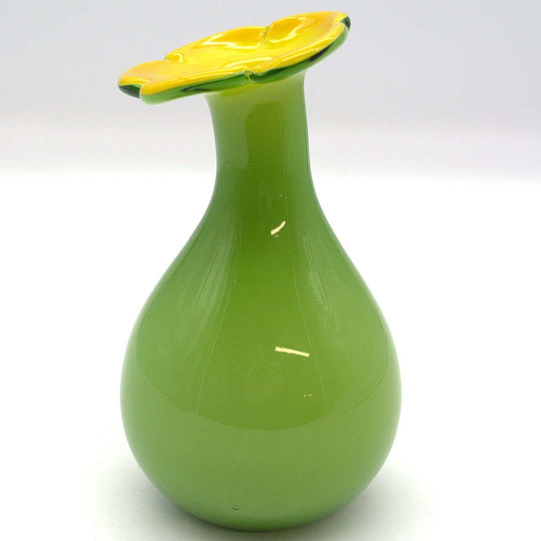 GLAS VASE ITALIEN MUNDGEBLASEN GRÜN MIT GELBER ÖFFNUNG IN BLUMENFORM 70ER JAHRE.