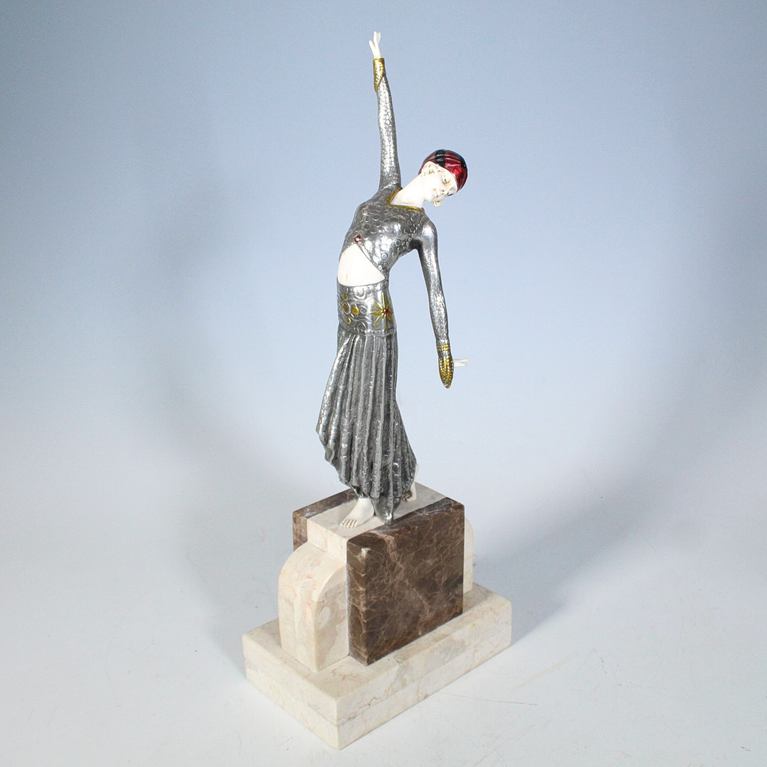 Skulptur auf Marmorsockel , '' 'Empreinte des Pieds' nach einem Entwurf von Dimitri CHIPARUS.