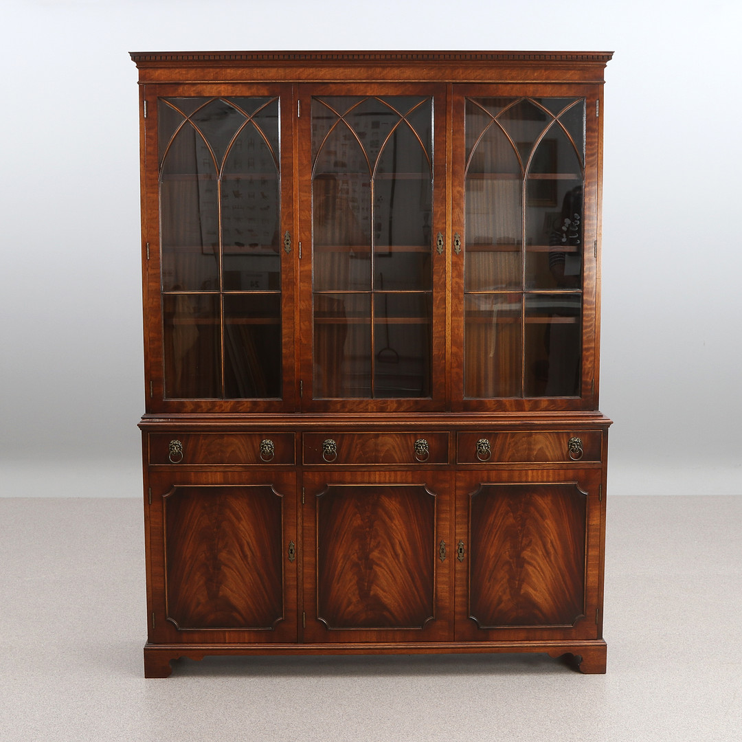 RETRODUX, VITRINSKÅP. Mahogny med patinerade metallbeslag, Bevan Funnel Ltd, England, 1900-tal/2000-tal.