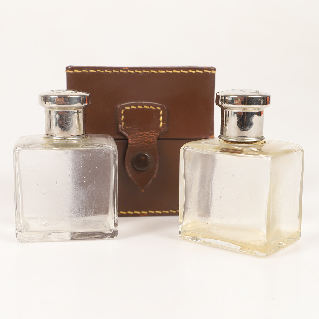 RESECHATULL MED " FLASKOR, glas/skinn m. m., 1900-tal.